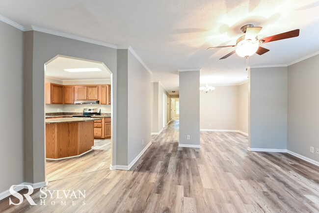 Building Photo - Come view this 3BR 1.5BA Brick Home