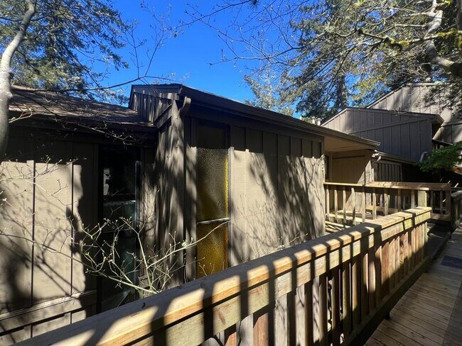 Building Photo - 405 Stonewood Dr