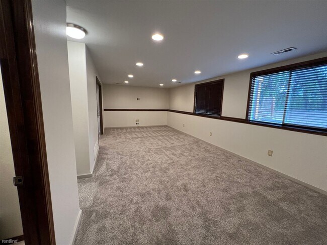 Building Photo - 4 br, 2 bath House - 715 E Hedgewood St Wo...