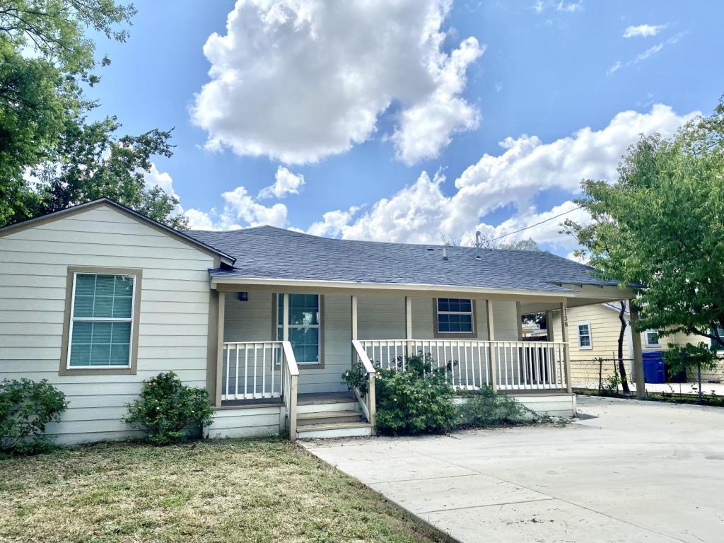 Primary Photo - 1138 Santa Anna St