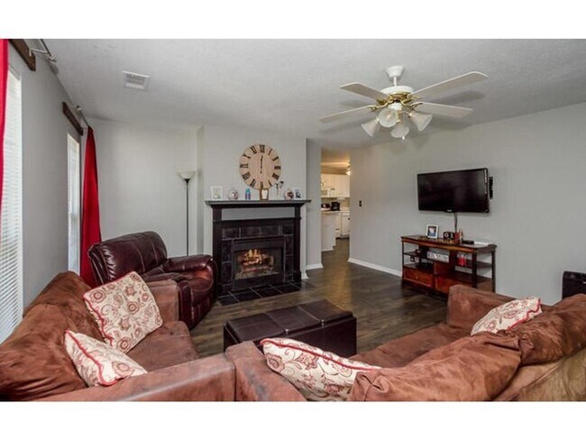 Building Photo - 3 bedroom, 2 bath home in Amherst off of C...