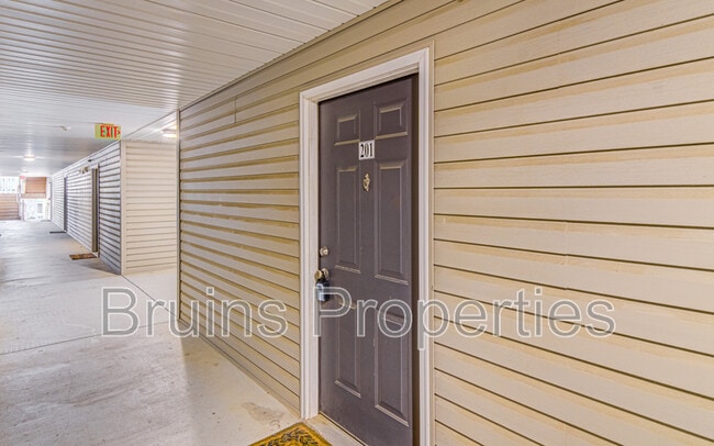 Building Photo - 7104 W Friendly Ave