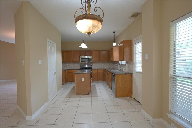 Building Photo - 4818 Silverlake Dr