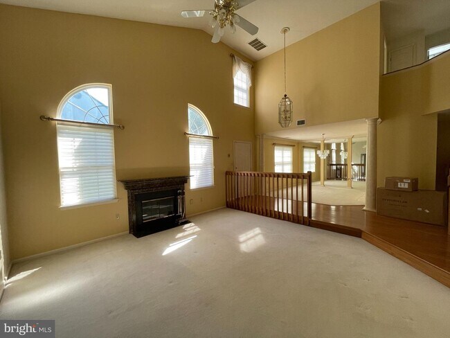 Building Photo - 214 Hawthorne Ct N