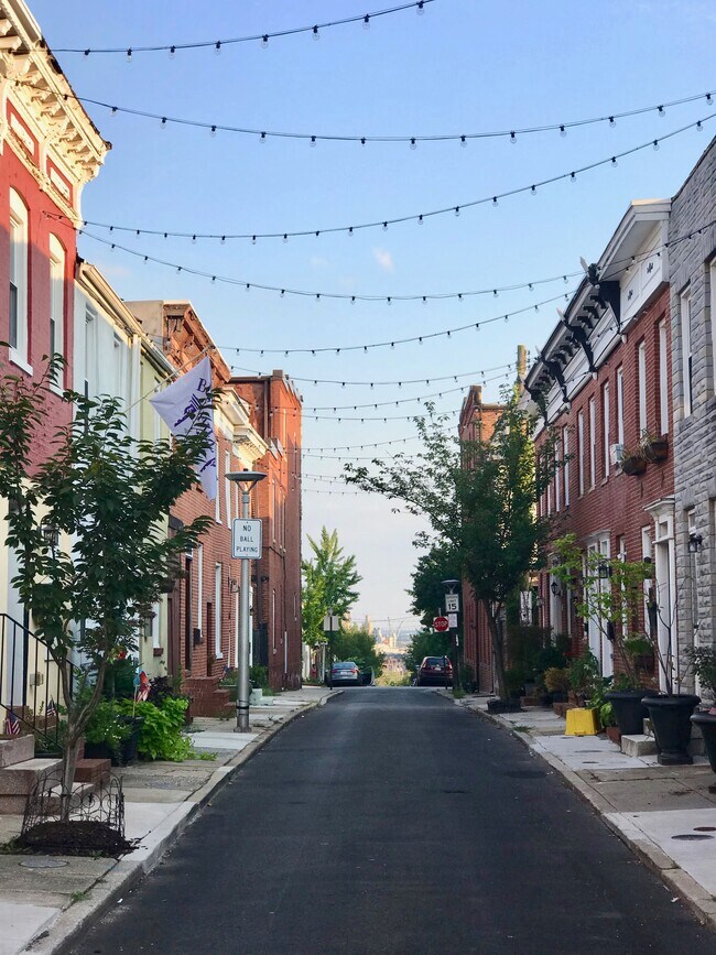 Charming Street - 13 S Castle St