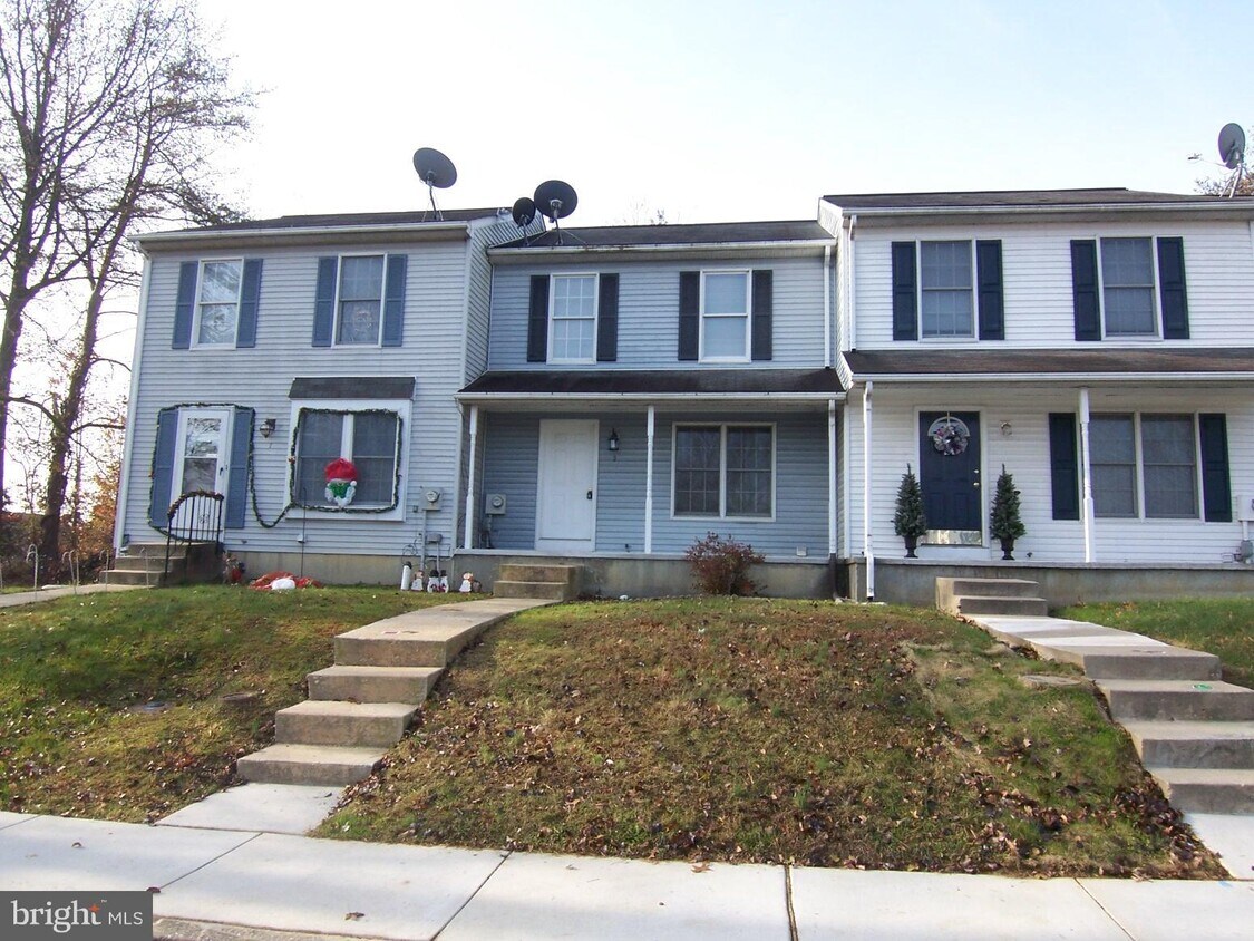 Primary Photo - 3 Mahogany Dr