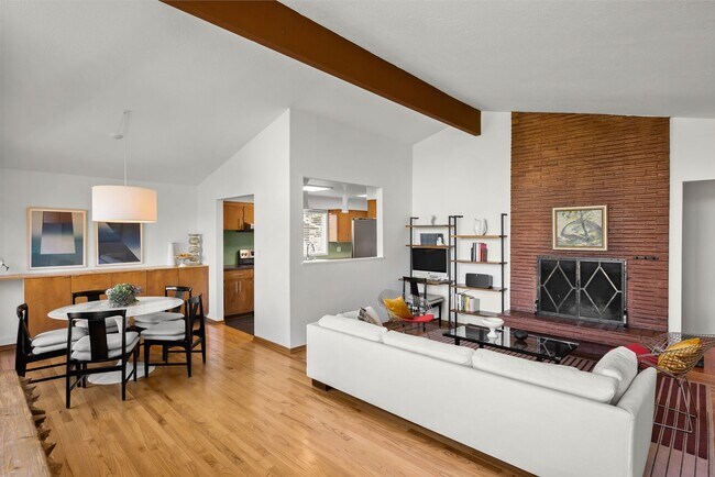 Foto del edificio - 4 Bed / 3 Bath in the Hallinan Neighborhood