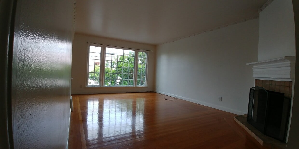 Cozy Living Room with Bright Sunlights - 1239 24th Ave