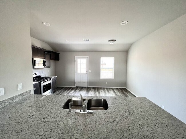 Foto del edificio - 8315 E 161st St