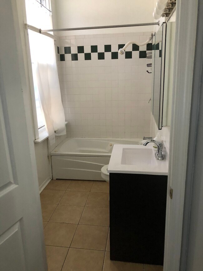 Foto del edificio - 1248 N Wolcott Ave