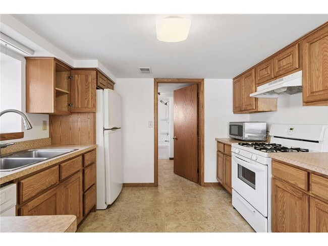 Building Photo - 949 Benhill Rd