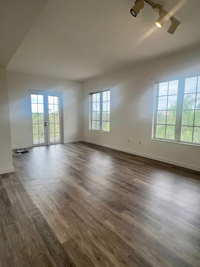 Building Photo - 1200 Town Center Dr