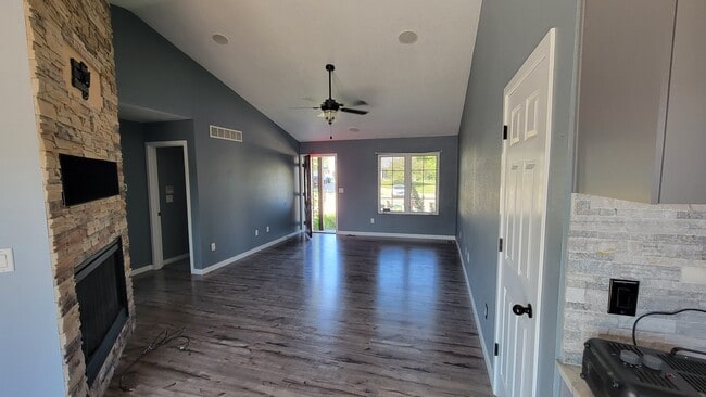 Building Photo - 1107 SE Chaparal Dr