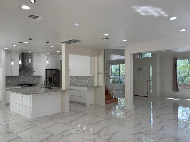 Building Photo - 7730 Lakewood Dr