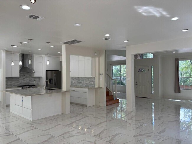 Foto del edificio - 7730 Lakewood Dr