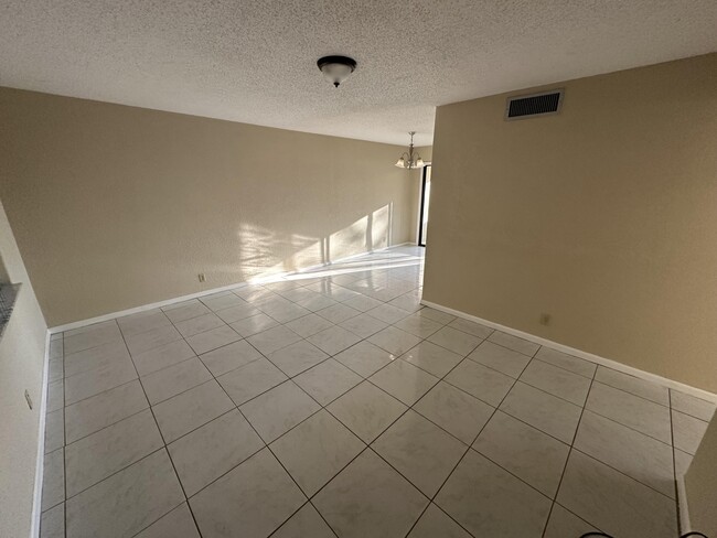 Building Photo - 4706 Oak Terrace Dr