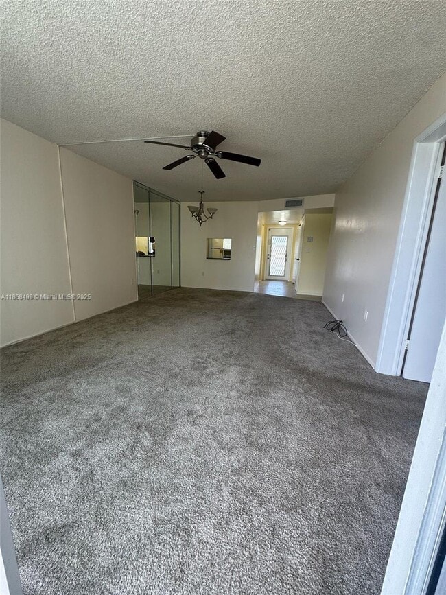 Foto del edificio - 8450 Sunrise Lakes Blvd