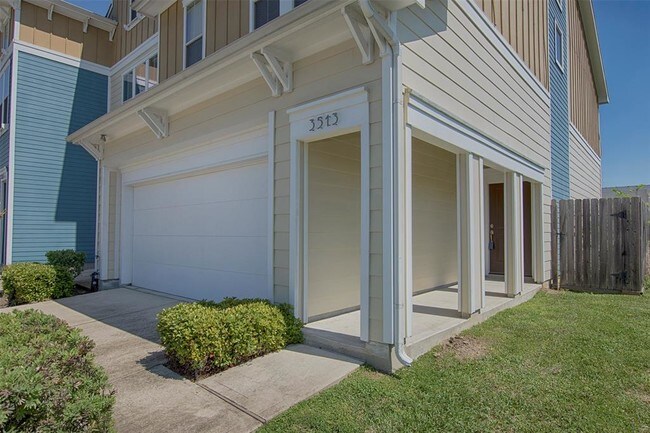 Building Photo - 3513 Topango Dr