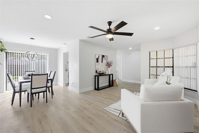 Foto del edificio - 645 Rosemere Cir