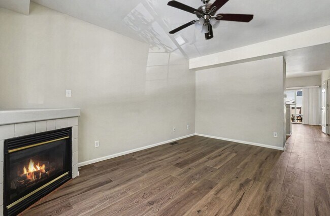 Foto del edificio - Bright Littleton Townhome with Vaulted Ceilings & Fireplace