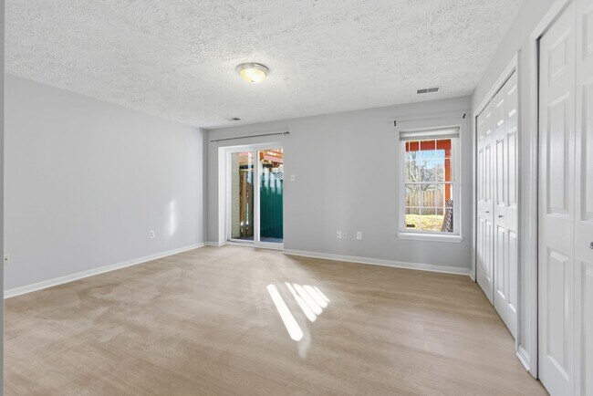 Building Photo - Updated 3 BR/2.5 BA Townhome in Dorsey Hall!