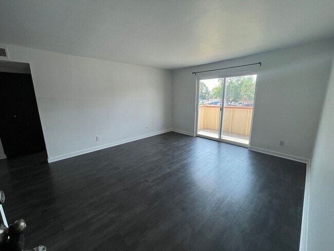 Building Photo - Charming One-Bedroom Condo with Southern E...