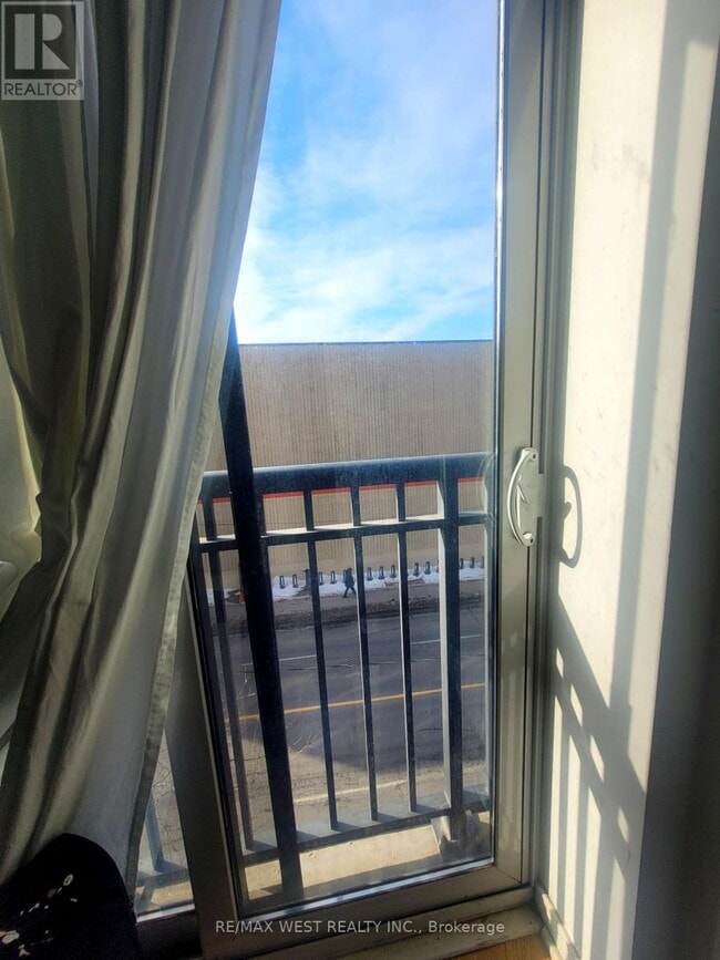 Building Photo - 60 Heintzman St