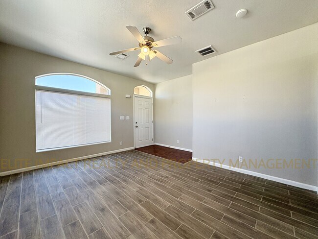 Foto del edificio - 4247 E White Water Dr