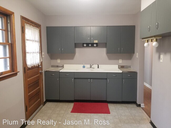 Building Photo - 3 br, 1 bath House - 1810 Dix Road