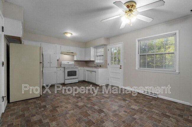 Building Photo - 2111 S Ventura Ave