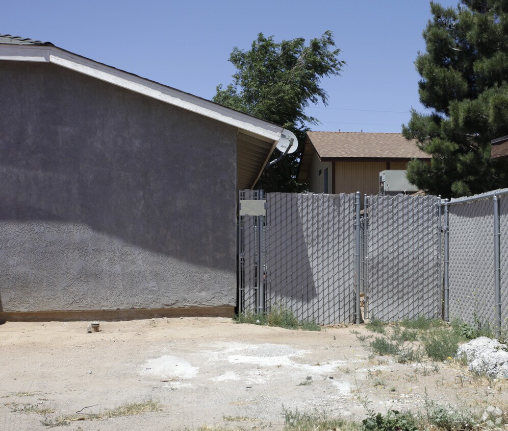 Foto del edificio - 15444 Bear Valley Rd