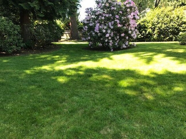 Foto del edificio - $4800 Beautiful park like 2 Story SFH,4BR,2.5BA, For Rent in Bellevue 98007