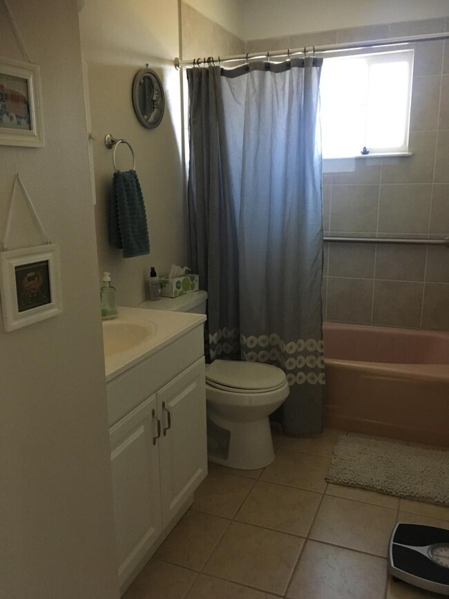 bathroom - 943 Cerrito Dr