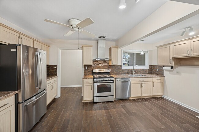 Foto del edificio - 21W225 Coronet Rd