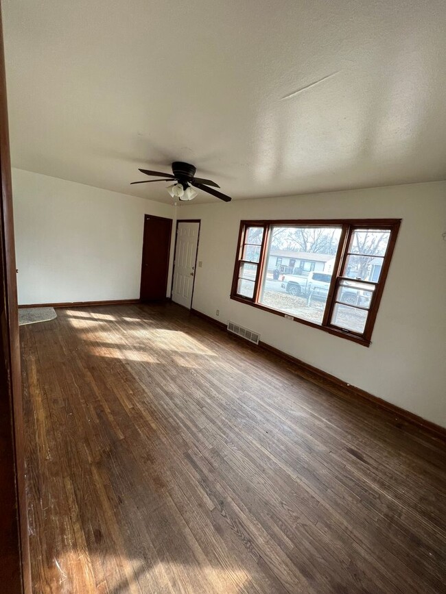 Building Photo - Pet Friendly Clean 2 bedroom with Large fe...