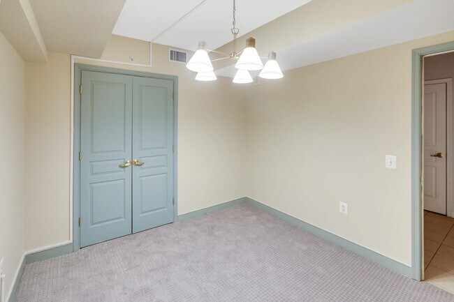 Foto del edificio - Queen room in 2-bed/1.0-bath Home