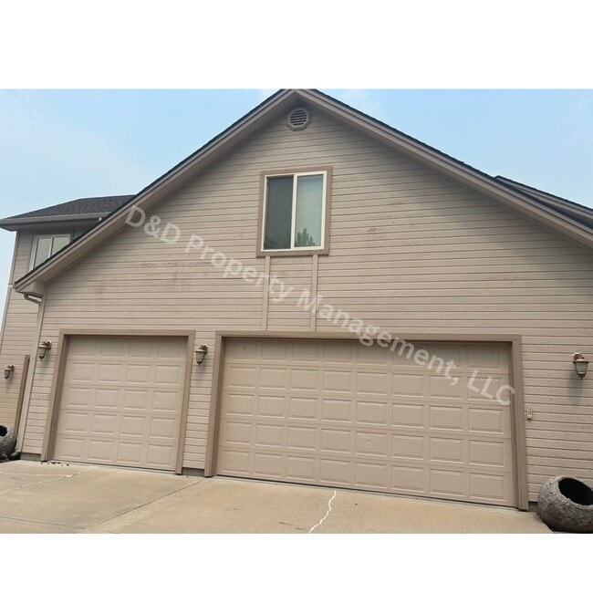 Building Photo - 568 Mahard Dr