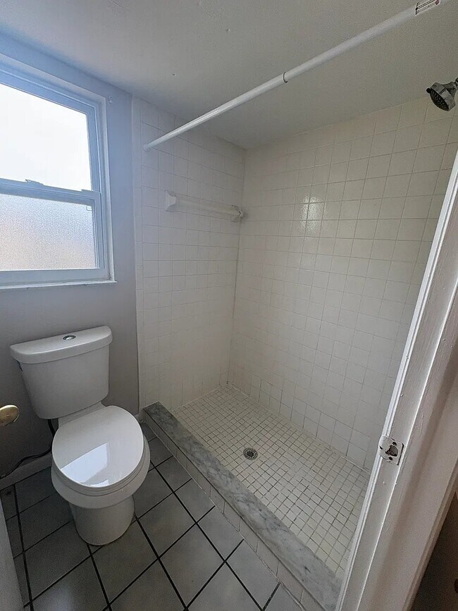 Building Photo - 706 SE 13th Ct