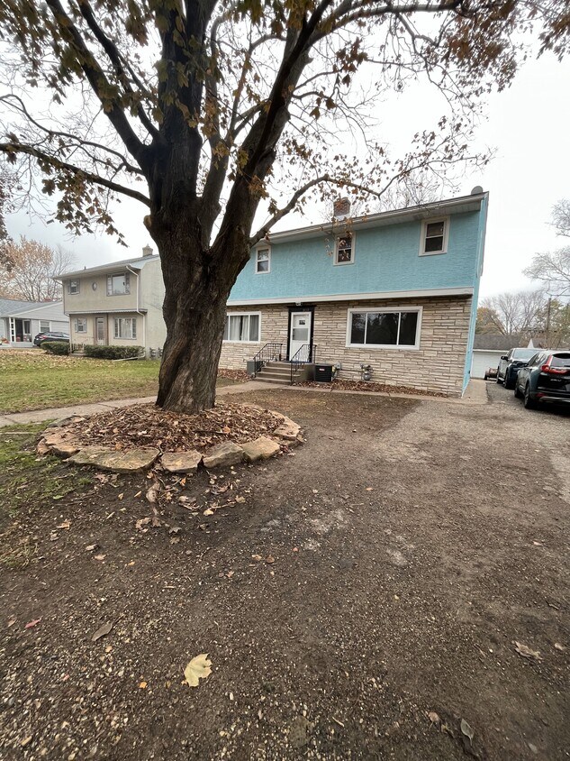 Building Front - 830 Larpenteur Ave W