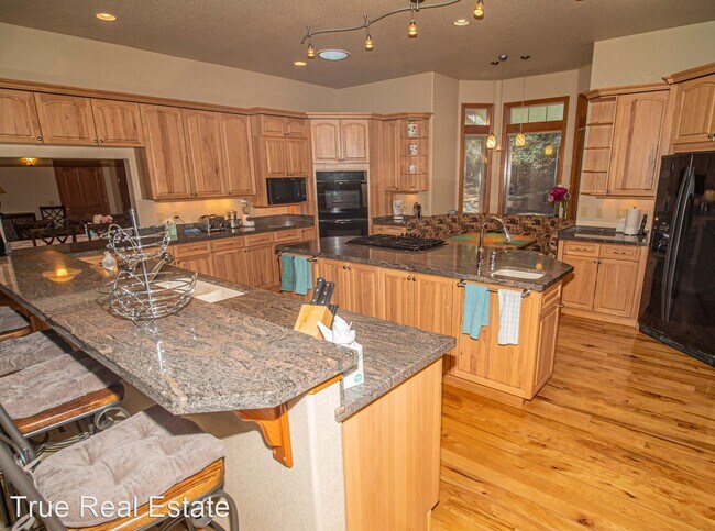 Foto del edificio - 4 br, 3.5 bath House - 243 E Jeffrey Pine Rd