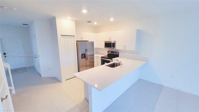 Building Photo - 4 br, 3 bath Townhome - 12000 NW 47th Mnr