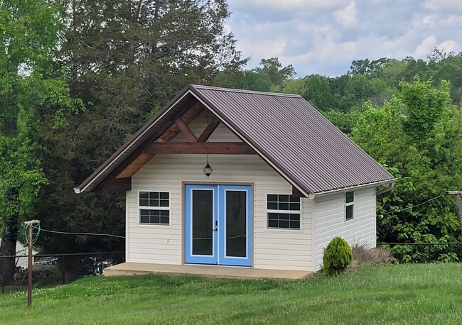 Building Photo - Tri level 3b2b home for rent with fenced i...