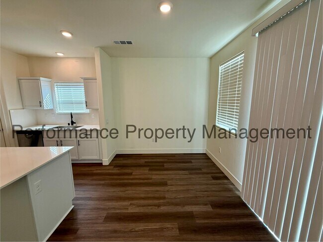 Foto del edificio - Gorgeous 4 Bed/2 Bath SW Bakersfield Home ...