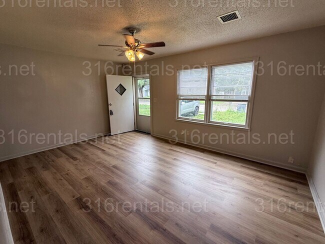 Foto del edificio - $995 - 3 bedroom / 1 bathroom - Single Fam...