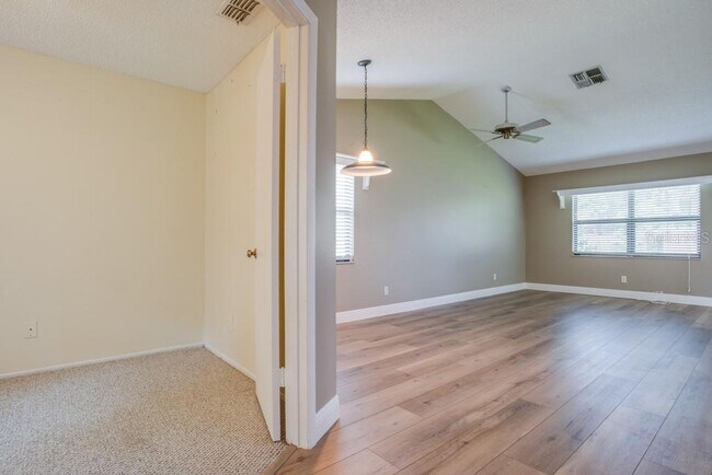Foto del edificio - 9815 Lake Seminole Dr E