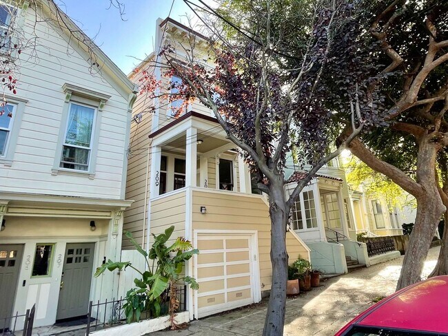 Foto del edificio - 3 Bed, 2 Full Bath! Laundry! Shared Backya...