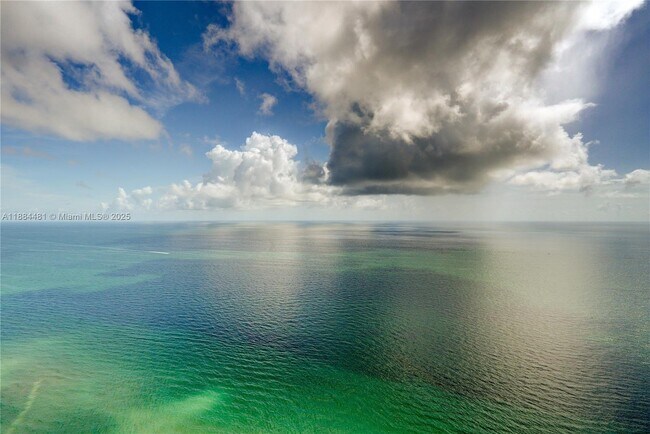 Foto del edificio - 18501 Collins Ave