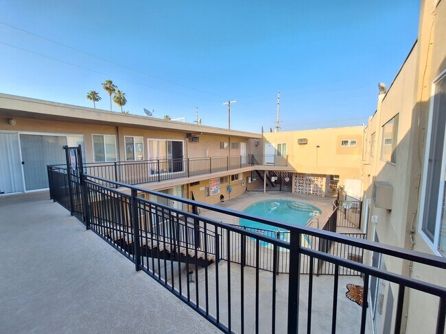 Foto del edificio - 6845 Hazeltine Ave