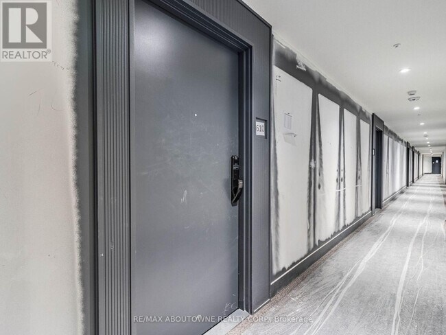 Building Photo - 405 Dundas St W