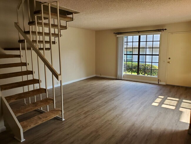 Foto del edificio - EASTER WAY-CONVENIENTLY LOCATED ON UCSD BU...